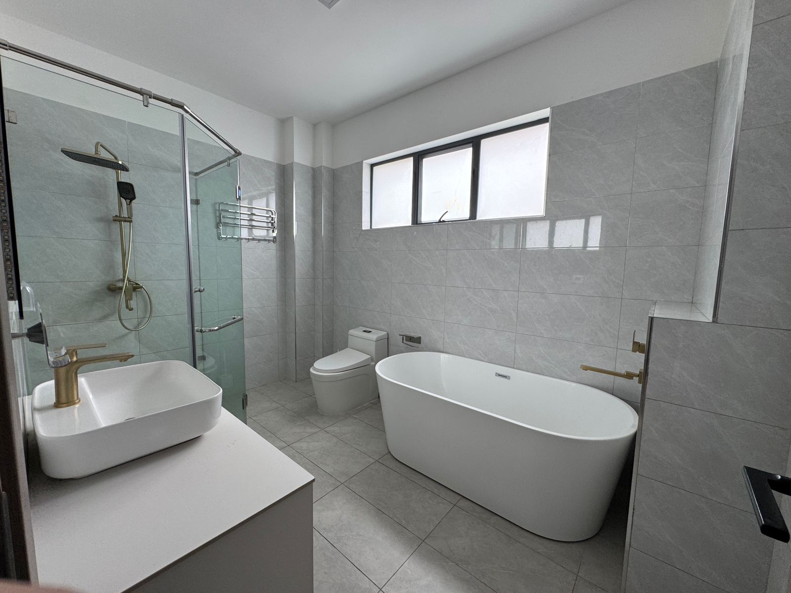 Image 5 of 4 Bedroom Apartment (Royal Oaks) - For rent/Sale